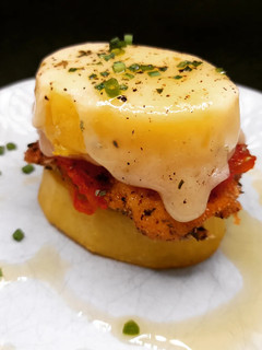 Una foto de Timbal de pollo parmesana, patata y provolone