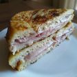 Sándwich Monte Cristo con mermelada de fresa