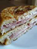 Sándwich Monte Cristo con mermelada de fresa