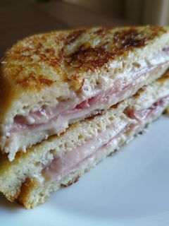 Una foto de Sándwich Monte Cristo con mermelada de fresa