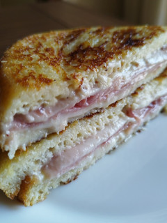 Una foto de Sándwich Monte Cristo con mermelada de fresa
