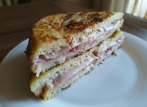 Foto principal de Sándwich Monte Cristo con mermelada de fresa