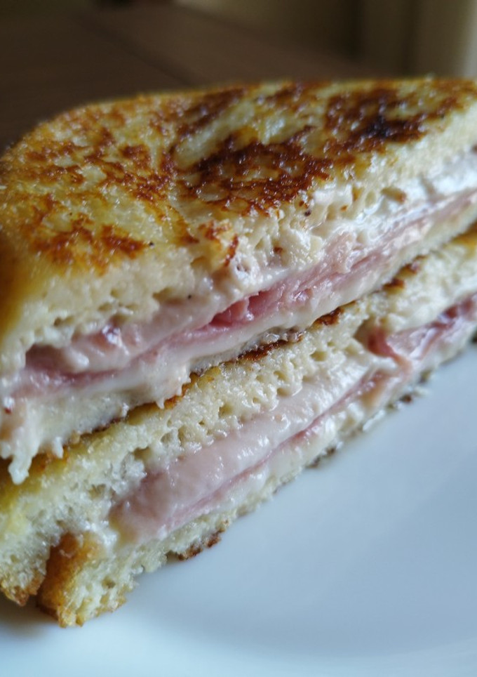 Una foto de Sándwich Monte Cristo con mermelada de fresa