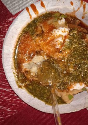 A picture of Dahi bhalle.