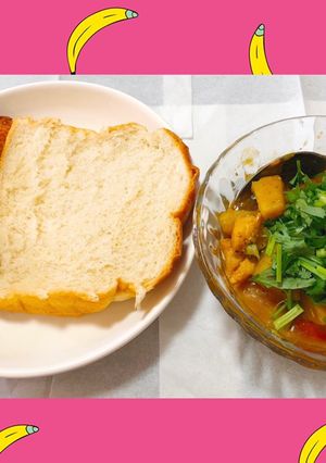 Hình của món Bánh mì ăn cùng với cà ri gà.