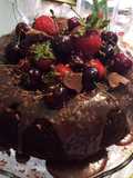 Pastel de chocolate con frutos rojos By Gaviota Moreno