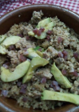 Una foto de Quinoa con aguacates