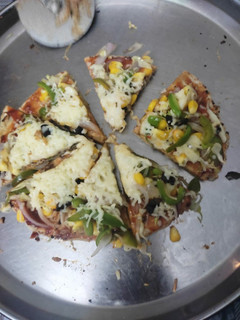 ભાખરી પીઝા (Bhakhri Pizza Recipe In Gujarati) રેસીપી મુખ્ય ફોટો