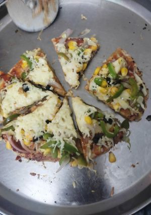 ભાખરી પીઝા (Bhakhri Pizza Recipe In Gujarati) રેસીપી મુખ્ય ફોટો