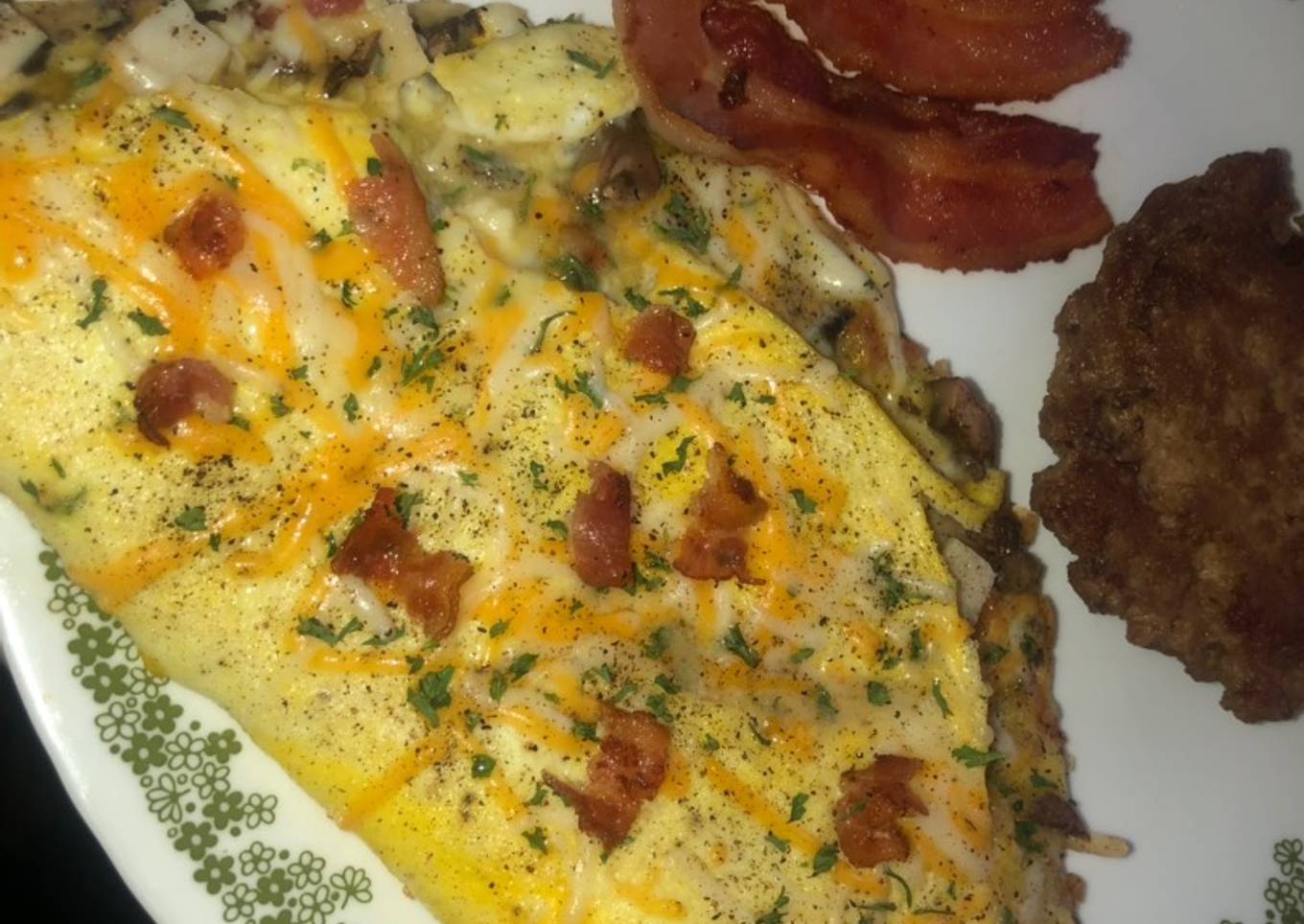 Smoked turkey, mushroom, bacon & cheese omelette