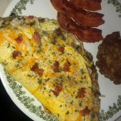 Smoked turkey, mushroom, bacon & cheese omelette A picture of Smoked turkey, mushroom, bacon & cheese omelette.