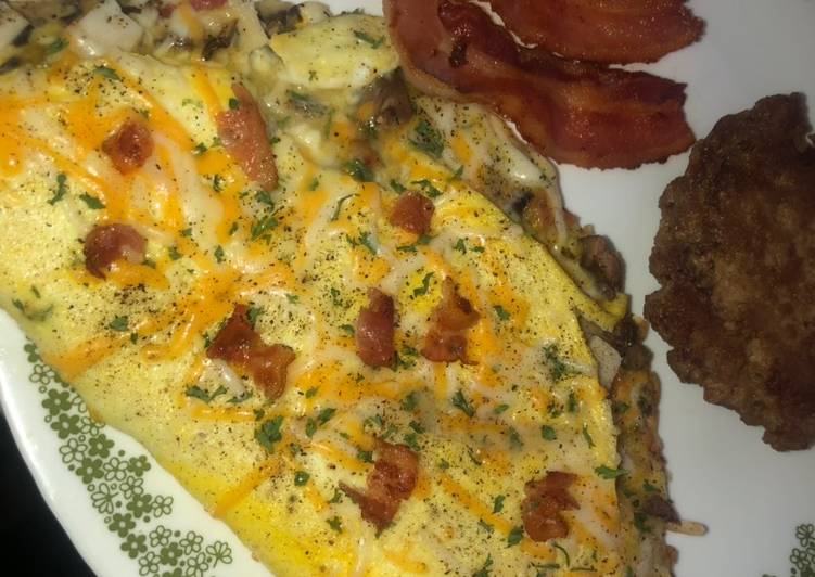 Smoked turkey, mushroom, bacon & cheese omelette Smoked turkey, mushroom, bacon & cheese omelette