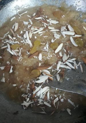 A picture of Milk kesar suji halwa.