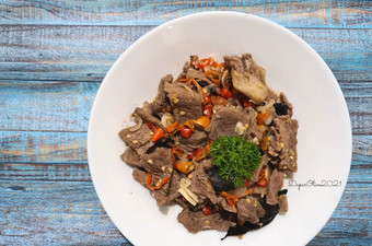 Bagaimana Menyiapkan Oseng Daging Mercon Untuk Jualan