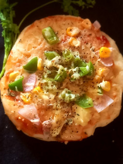 કુલચા પિઝઝા (Kulcha pizza Recipe in gujarati) રેસીપી મુખ્ય ફોટો