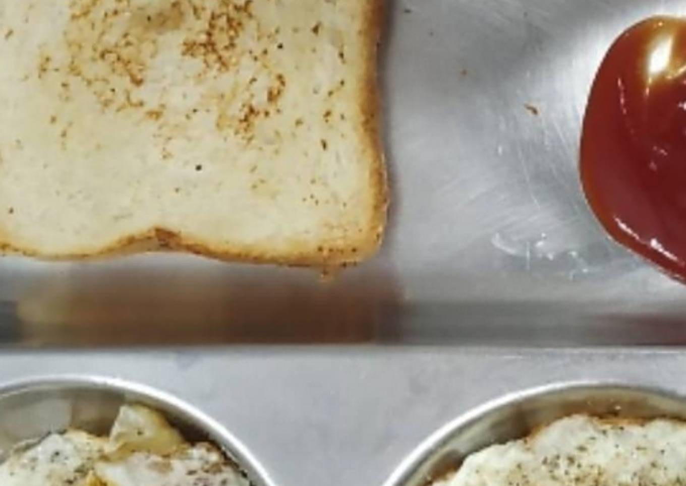 Bread with half fry Egg