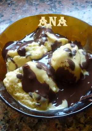 Una foto de Helado mousse de sambayón con chips de chocolate 