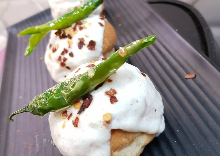 Stuffed vada pav with cheesy dip