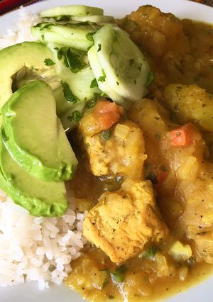 Una foto de Estofado de Pollo con cúrcuma & Ensalada de pepino y palta 🥒🥑