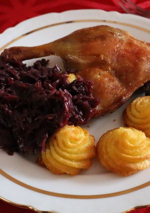 Sült kacsacomb almás lilakáposztával, hercegburgonyával recept fotója