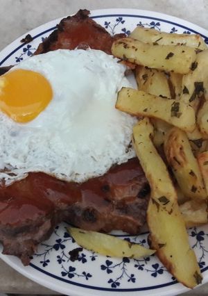 Una foto de Bife angosto a la barbacoa con papas aromáticas
