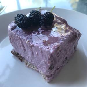 Cheesecake de moras light congelada saludable con yogur