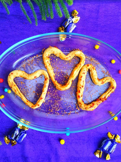 A picture of Heart Cheesy Garlic Bread.