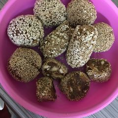 A picture of Dates nutty sesame poopy seeds ladoo.