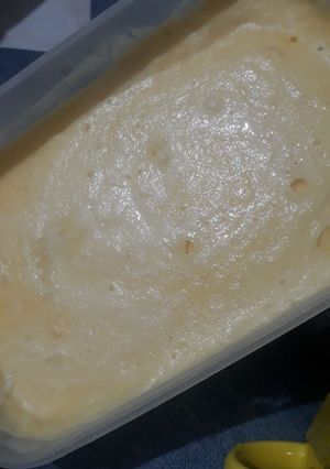Una foto de Helado de maracuyá en leche