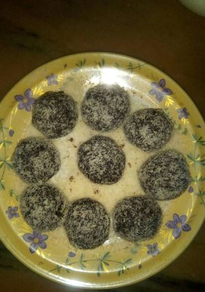 A picture of Coconut chocolate balls.