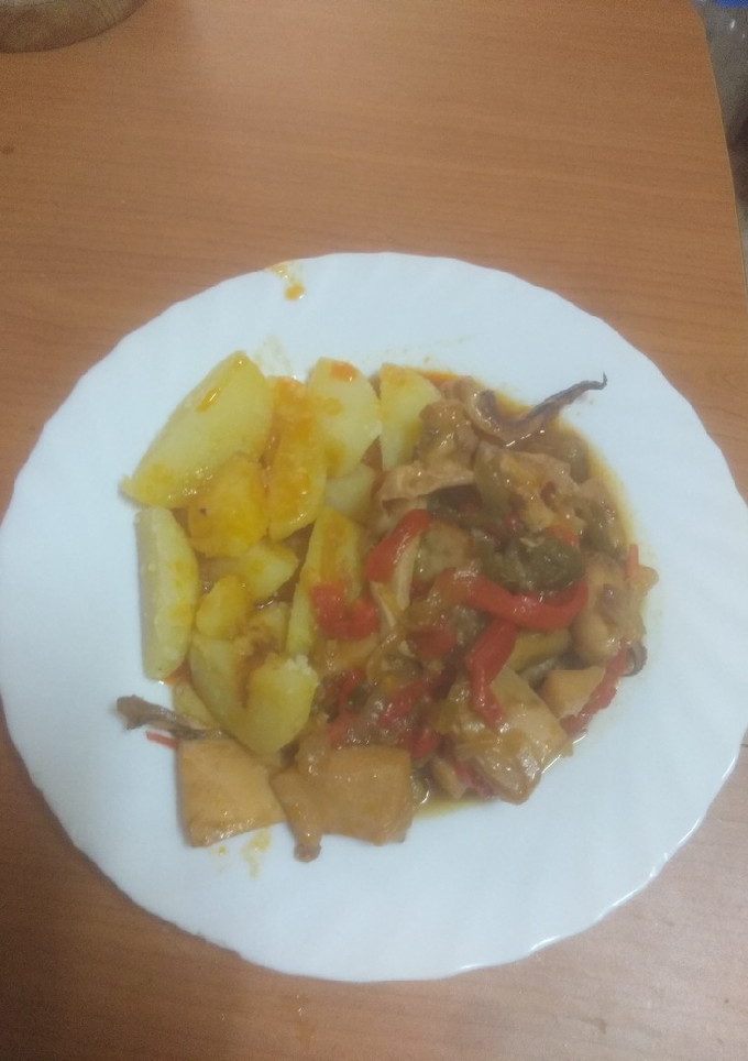 Una foto de Chocos en salsa con papas sancochada