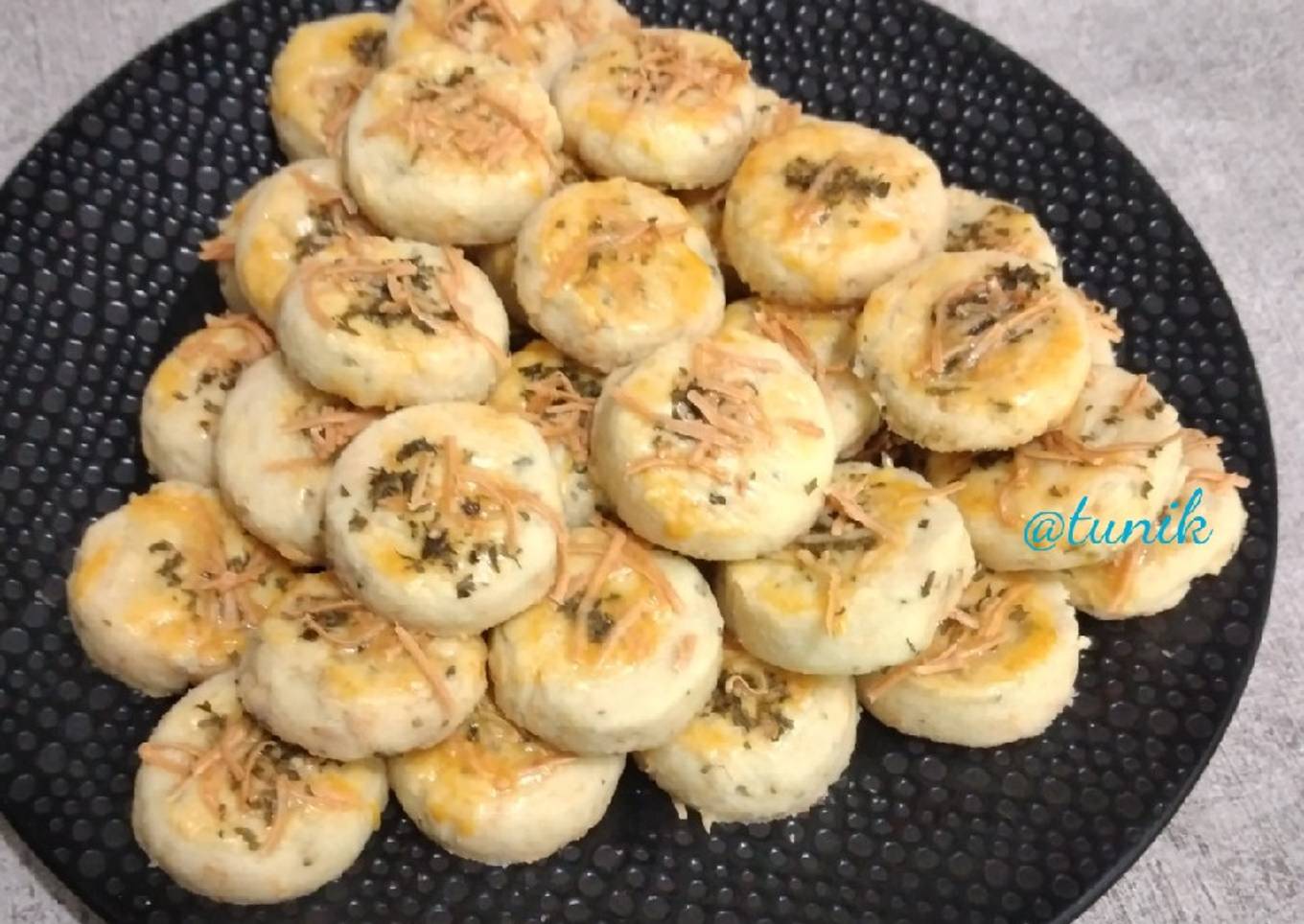 Garlic Cheese Cookies