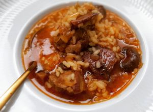 Una foto de Arroz caldoso de costillas y rovellons