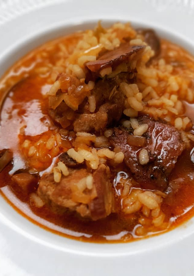Una foto de Arroz caldoso de costillas y rovellons