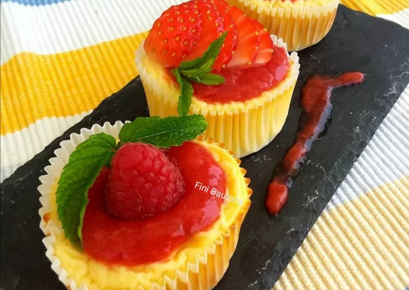 Pastelitos individuales de queso y mermelada de fresa sin azúcar