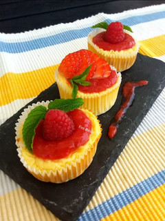 Una foto de Pastelitos individuales de queso y mermelada de fresa sin azúcar