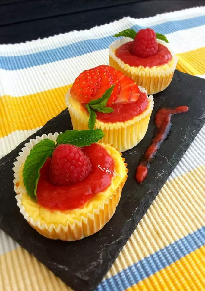Una foto de Pastelitos individuales de queso y mermelada de fresa sin azúcar