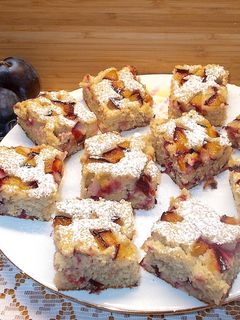 Banános-szilvás kocka recept fotója