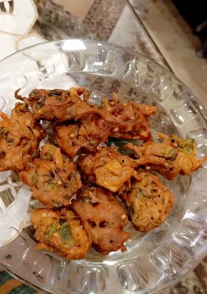 A picture of Piyaz palak ke pakoray.