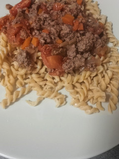 Una foto de 🍝Espirales (fusilli) integrales a la boloñesa 🐮🍅🧅🥕