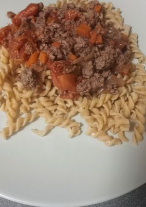 Una foto de 🍝Espirales (fusilli) integrales a la boloñesa 🐮🍅🧅🥕