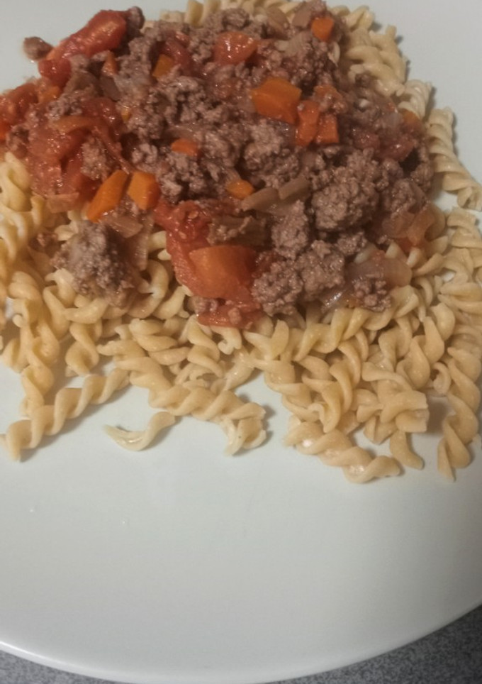 Una foto de 🍝Espirales (fusilli) integrales a la boloñesa 🐮🍅🧅🥕