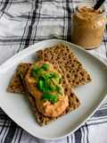 Domowy hummus paprykowy