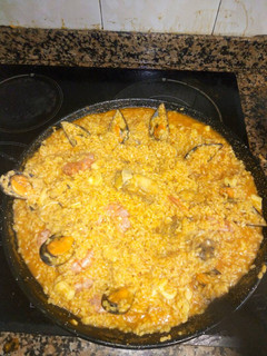 Una foto de Paella marisco y pollo