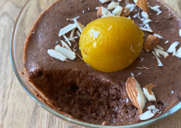 Mousse al cioccolato con aquafaba, mirabelle, mandorle