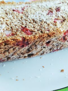 Una foto de Budín navideño versión saludable 🍓🍌🥚