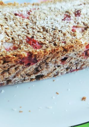 Una foto de Budín navideño versión saludable 🍓🍌🥚