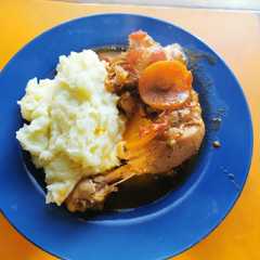 Una foto de Pollo guisado y puré