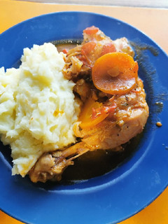 Una foto de Pollo guisado y puré