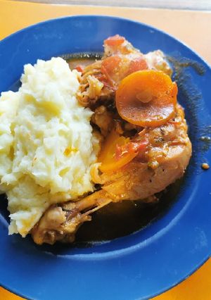 Una foto de Pollo guisado y puré
